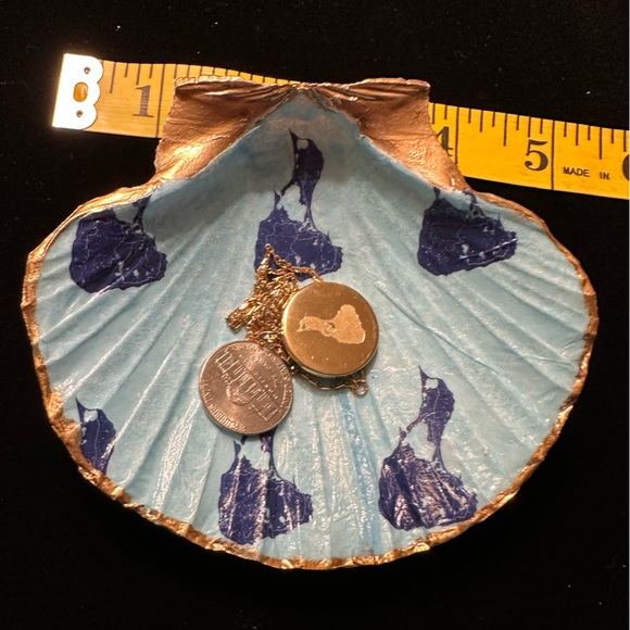 Hand crafted decopauged scallop shell dish with custom Block Island print. - Picture 3 of 5